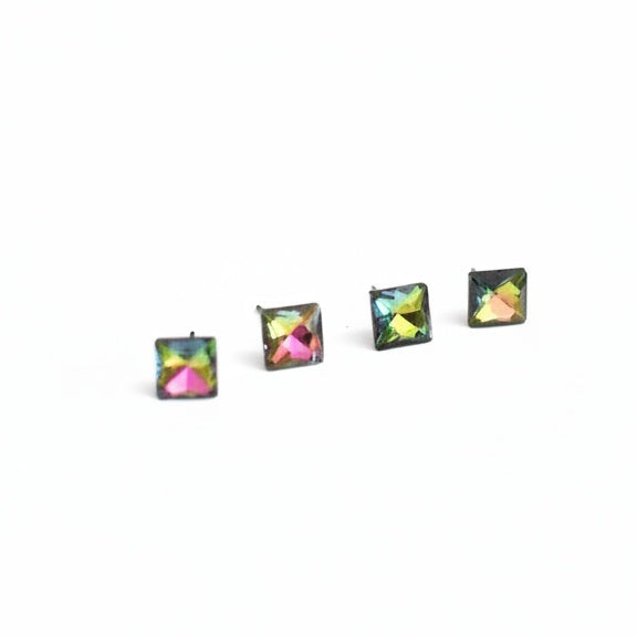 brai-glitz-	Boucles d'oreilles puces carrées en pierre précieuse	bijoux femme suisse/schweiz/svizzera-nyon-sion-la chaux de fonds-delémont