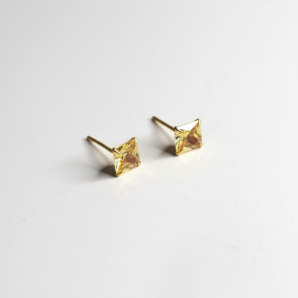 brai-glitz-	Petites boucles d'oreilles puces cubiques	bijoux femme suisse/schweiz/svizzera-lausanne-neuchâtel-fribourg