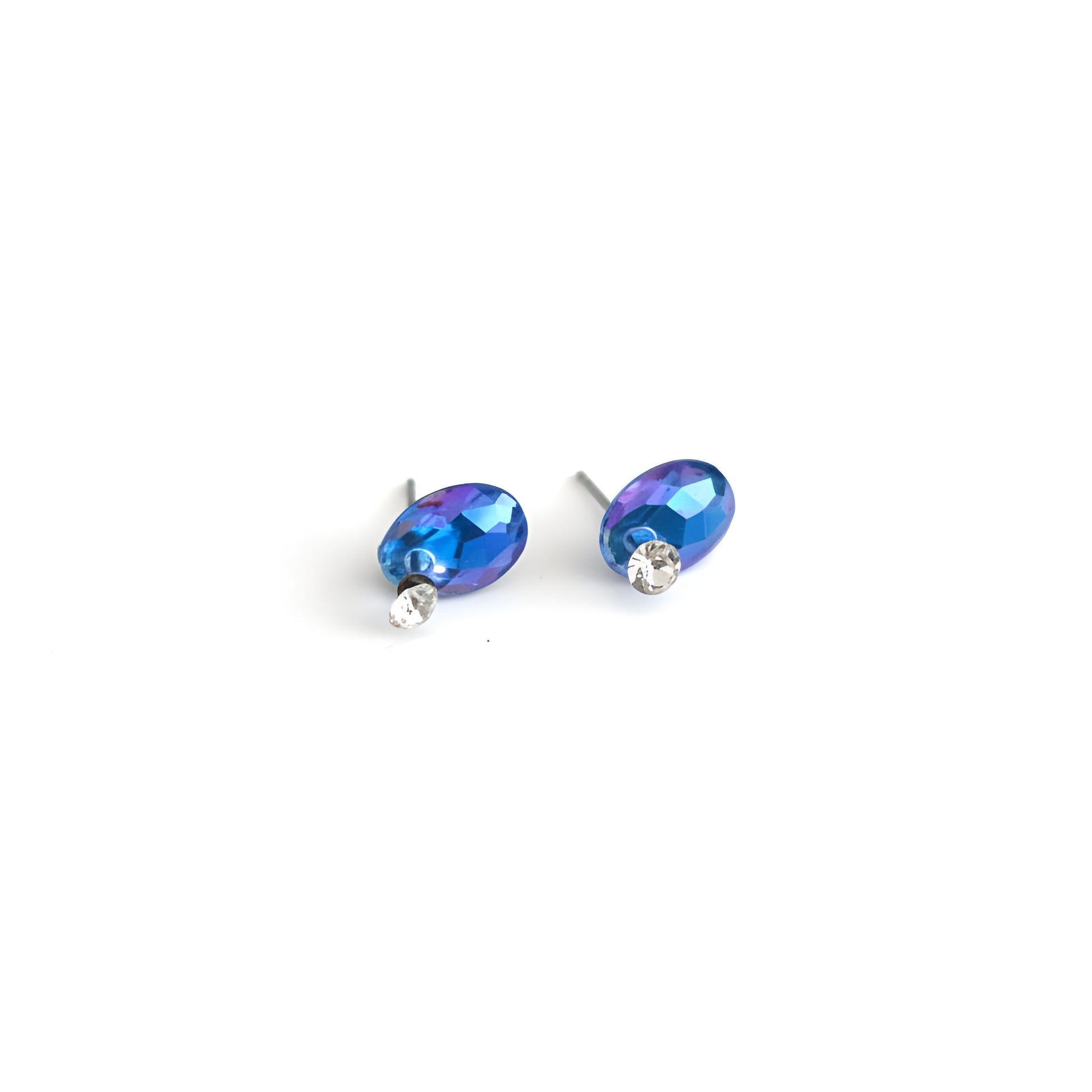 brai-glitz-Pair of blue oval stud earrings on a white background-brai-glitz-	Boucles d'oreilles brillant	 bijoux femme suisse/schweiz/svizzera-lausanne-neuchâtel-fribourg