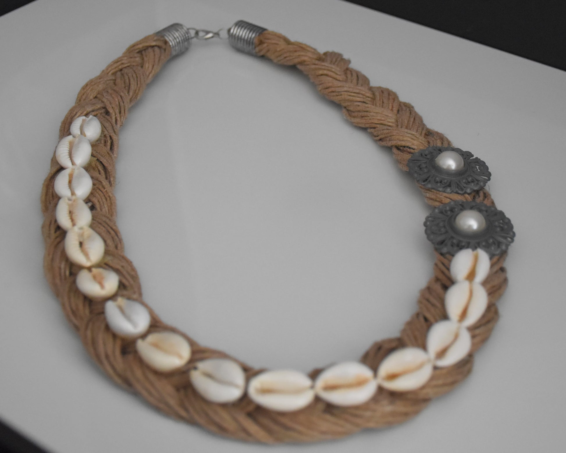 brai-glitz-	Chaîne Coquillage en Jute Faite Main	bijoux femme suisse /schweiz/svizzera-nyon-sion-la chaux de fonds-delémont